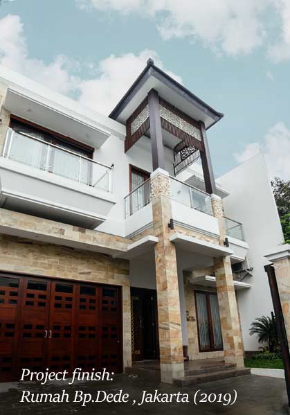 Rumah dengan balkon dan teras pada fasad