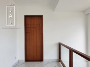 Desain-Villa-dengan-Home-Office-dan-Guest-Area-di-Ubud-Bali-Maater-Bedroom-Door